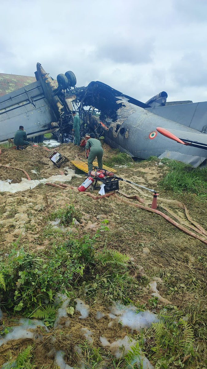 Un aereo AN-32 dell'esercito indiano si è schiantato oggi proprio accanto a un hangar nella sezione militare dell'aeroporto di Jorhat, nello stato dell'Assam, nell'India nord-orientale.