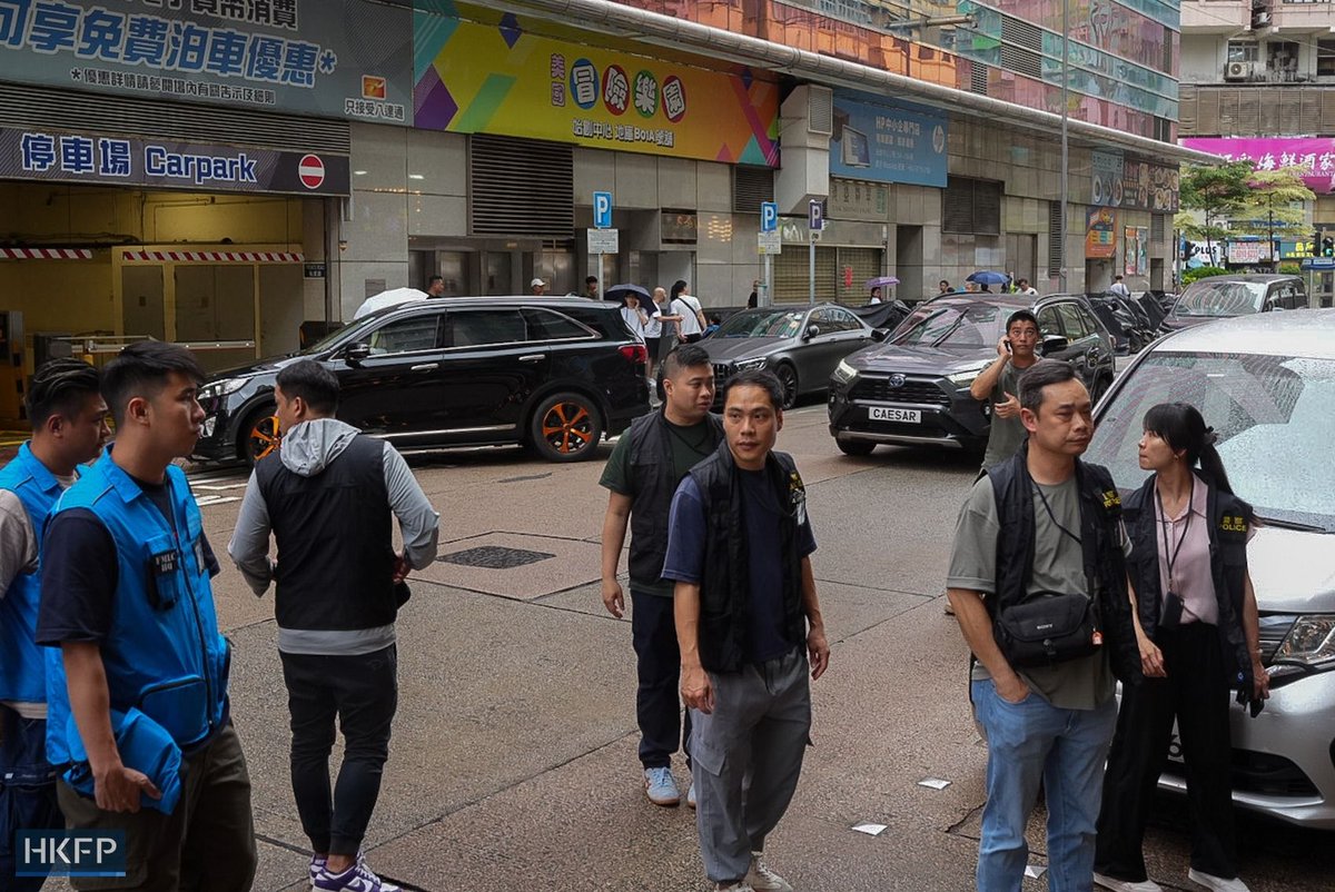 De politie van Hongkong heeft een inval gedaan bij twee onafhankelijke boekhandels en vijf mensen gearresteerd die verdacht worden van opruiing, zo melden lokale media. Agenten werden rond 20.00 uur gezien terwijl ze grote dozen met boekenmateriaal verwijderden uit Have a Nice Stay, een boekhandel op de vierde verdieping van Prince Edward Street.