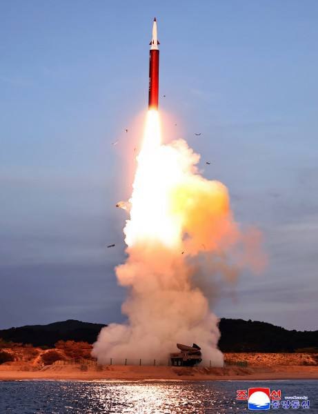 Corée du Nord effectue un essai d'un missile hypersonique, affirmant avoir touché une cible maritime à 1 000 km en utilisant une trajectoire en forme d'onde conçue pour éviter la détection radar. La Corée du Sud et le Japon ont suivi un vol plus court, d'environ 680 à 700 km. Des photos montrent une ogive conique sur un propulseur à carburant solide. Si la portée de 1 000 km est maintenue, les bases japonaises de Sasebo et Iwakuni seraient accessibles.