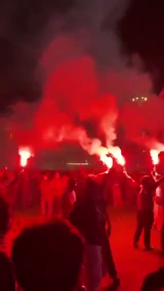 اندونزی در پی درگیری‌های خشونت‌آمیز – دانشجویان خیابان‌ها را به آتش کشیدند و با پلیس درگیر شدند. اعتراضات گسترده دانشجویان در سراسر کشور در پی آتش‌سوزی جنگل‌ها و افزایش قیمت‌ها، گسترش یافته است. تظاهرات در جاکارتا، یوگیاکارتا و باندونگ در جریان است، با حضور دانشجویان که اقدام به آتش‌زنی، آسیب رساندن به وسایل نقلیه و ایجاد موانع می‌کنند. نیروهای پلیس ویژه برای کنترل اوضاع در پایتخت مستقر شده‌اند، با حضور حدود 9,500 افسر. اعتراض‌کنندگان خواستار اعلام آتش‌سوزی‌ها به عنوان فاجعه ملی، آغاز تحقیقات در مورد فساد و رفع نابرابری اقتصادی هستند.